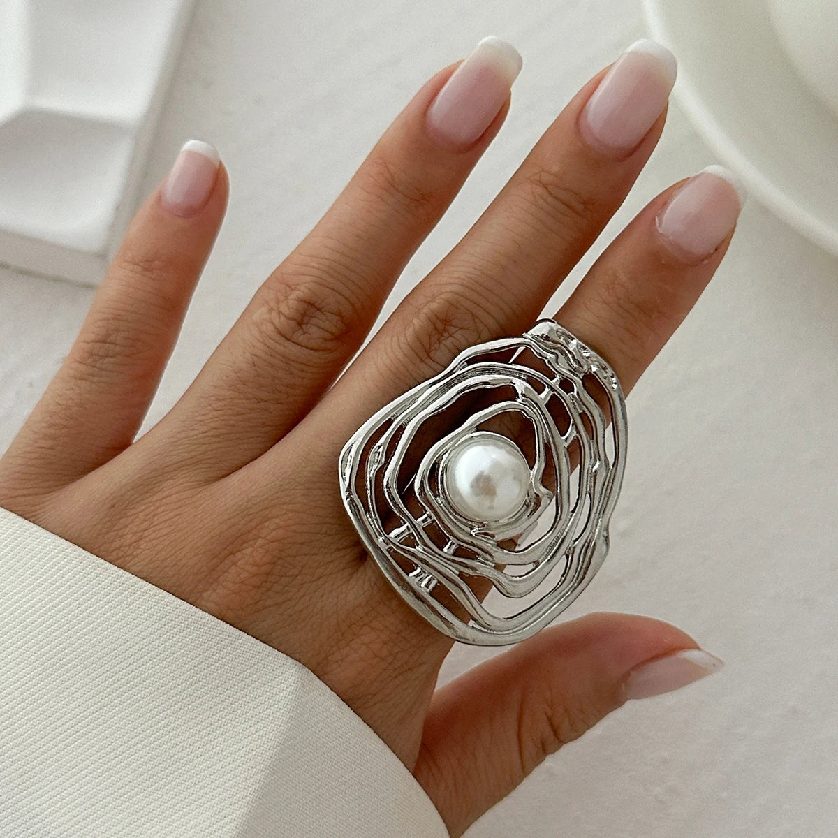 Hollow Inlaid Pearl Ring