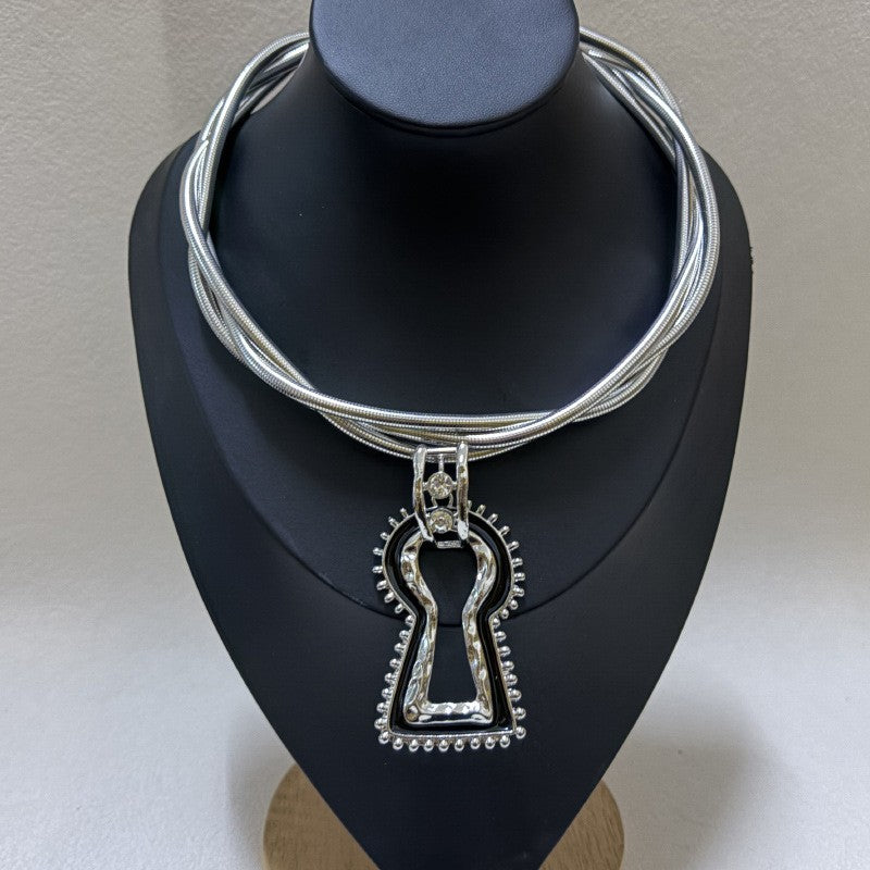 French Style Keyhole Pendant Choker Necklace